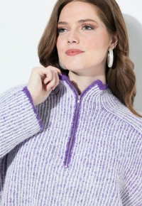 Maglione zip-up a strisce viola e bianche con un tessuto testurizzato, design a righe e accenti a contrasto col colletto e i polsini.