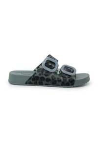 Open-toe slide-sandaal in groen met zwart luipaardprint. Beschikt over twee grote blauwe gespbanden. Textuur voetbed en platte zool.