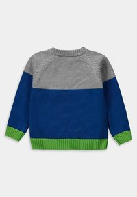 Sweter wykonany na drutach z szarym górnym odcinkiem, niebieskim korpusem oraz zielonymi ściągaczami przy rękawach i hemie. Posiada okrągły dekolt oraz klasyczne rękawy raglanowe.