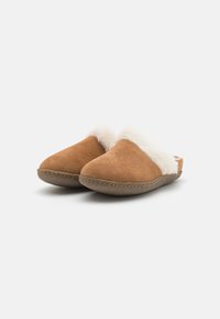 Brune semskede clogger med hvit pelskant, med avrundet tå, slip-on design og broderte detaljer langs sålen.