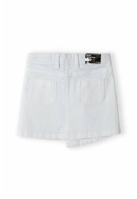 Vit denimkjol med hög midja, bakfickor och kort längd. Har en etikett i midjan med texten "DENIM COLLECTION."