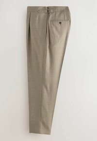 Beige, szabott nadrág, texturált anyagból. Övvel, pliszírozással és gombos hátsó zsebbel rendelkezik. Karcsú, egyenes lábú kivitel.