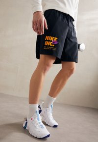 Nike Performance FORM - Pantalón corto de deporte - black/sundial/vivid purple