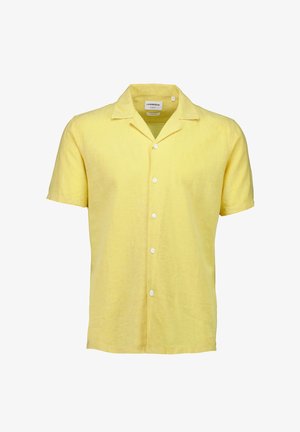 Chemise en lin jaune à manches courtes pour homme, avec boutons blancs et col camp, présentée sur fond blanc.