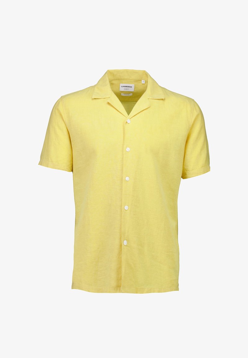 Chemise en lin jaune à manches courtes pour homme, avec boutons blancs et col camp, présentée sur fond blanc.