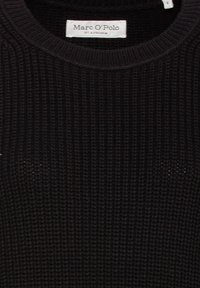 Maglione nero a maglia con texture a costine, dotato di scollatura a girocollo e di un'etichetta del marchio sul colletto. Design semplice e versatile.