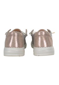 Metalen roségouden en zilveren schoenen met een gladde textuur, ronde vorm en witte rubberen zolen. Beschikt over elastische veters en een lus aan de achterkant.