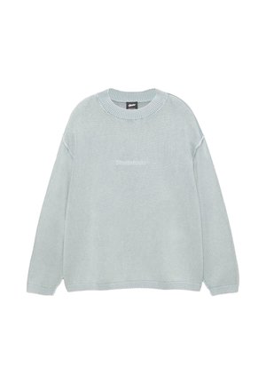 Világosszürke kereknyakú pulóver hosszú ujjakkal, bordázott mandzsettákkal, szegéllyel és nyakkivágással, középen elöl kis fehér "Stdwstudio" felirattal.