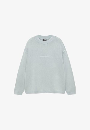 Világosszürke kereknyakú pulóver hosszú ujjakkal, bordázott mandzsettákkal, szegéllyel és nyakkivágással, középen elöl kis fehér "Stdwstudio" felirattal.