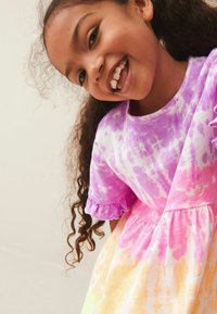 Next SHORT SLEEVE  REGULAR FIT - Haljina od žerseja - pink purple yellow bright tie dye