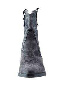 Botín negro de denim hasta el tobillo con una textura suave, paneles laterales elásticos y tiradores. Presenta una punta redondeada y suela de goma plana.