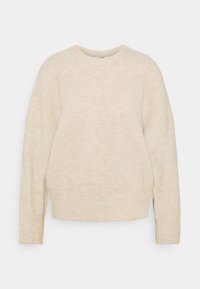 Beige kötött pulóver laza szabással, bordázott textúrával, kerek nyakkal és hosszú ujjal. Varrásrészletek a vállakon és az alján.