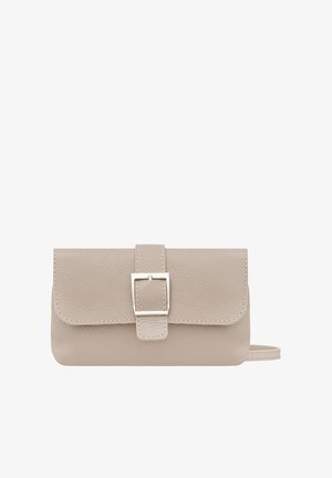 Sac à main en cuir beige avec une finition texturée, comportant une fermeture à rabat et un accent en boucle argentée. Design simple et rectangulaire avec une bandoulière.