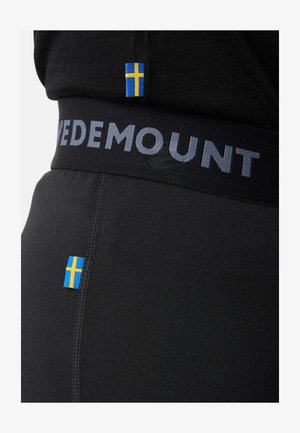Zwarte sportbroek met een brede elastische tailleband met de tekst "VEDEMOUNT" en kleine Zweedse vlagaccenten op zowel de tailleband als de zijkant.