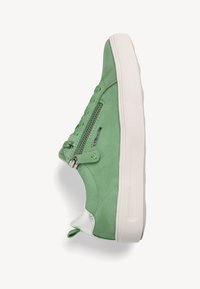 Zapatilla de ante verde con suela de goma blanca, que presenta un cierre lateral con cremallera, cierre de cordones y acentos plateados.