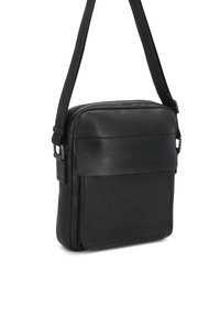 Borsa a tracolla in pelle nera con chiusura a zip, tracolla regolabile, tasca frontale con patta e un discreto marchio sul lato. Texture liscia.