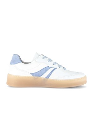 Witte sneaker met lichtblauwe suède accenten, veters en een beige rubberen zool, gefotografeerd vanaf de buitenkant tegen een witte achtergrond.