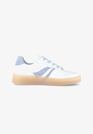 Weißer Sneaker mit hellblauen Wildleder-Akzenten, Schnürsenkeln und einer beigen Gummisohle, von der Außenseite auf einem weißen Hintergrund gezeigt.