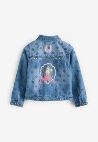 Veste en denim avec un motif à pois bleu, un graphique de poulpe rose avec des étoiles et un accent en fer à cheval. Comprend des fermetures à boutons sur les manches.