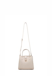 Borsa a mano in pelle beige con doppi manici, tracolla removibile e pattella anteriore chiusa da una chiusura in metallo dorato. Texture liscia.