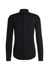 Camicia nera a maniche lunghe con chiusura frontale a bottoni, realizzata in tessuto liscio, con colletto appuntito e polsini con bottoni.