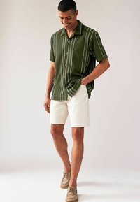 Next TEXTURED SHORT SLEEVE - Hemd - olive green
