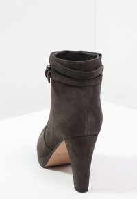 Clarks Botki na obcasie