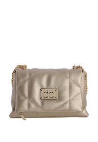 Bolso de mano acolchado en tono dorado metálico con una placa de logo, un bolsillo con cremallera y una correa de cadena dorada. Textura de cuero suave y forma rectangular.