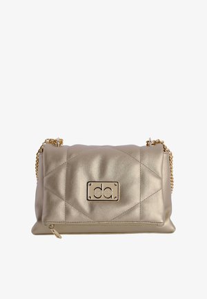 Bolso de mano acolchado en tono dorado metálico con una placa de logo, un bolsillo con cremallera y una correa de cadena dorada. Textura de cuero suave y forma rectangular.