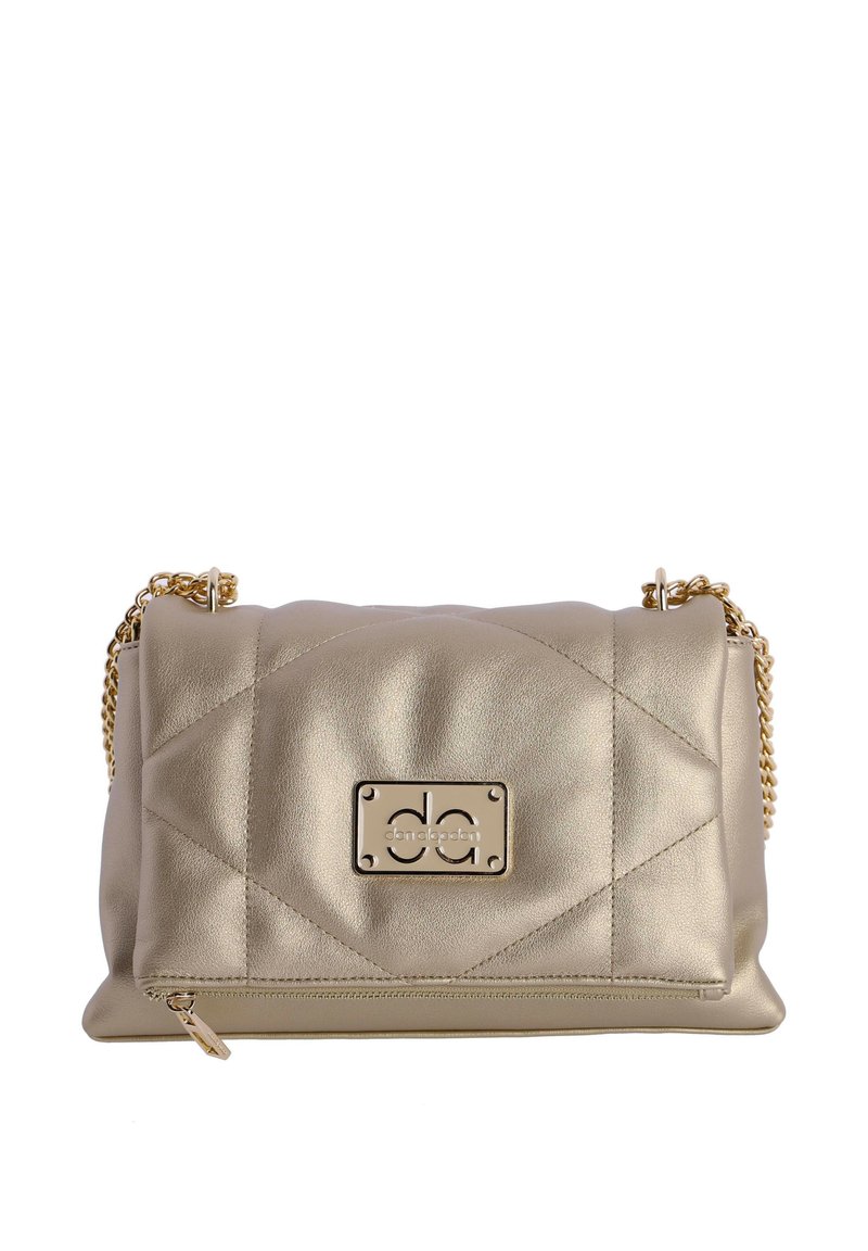 Bolso de mano acolchado en tono dorado metálico con una placa de logo, un bolsillo con cremallera y una correa de cadena dorada. Textura de cuero suave y forma rectangular.