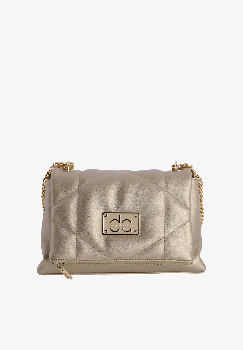 Bolso de mano acolchado en tono dorado metálico con una placa de logo, un bolsillo con cremallera y una correa de cadena dorada. Textura de cuero suave y forma rectangular.