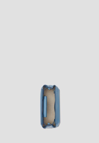 Rechteckige Handtasche aus hellblauem Leder mit glatter Oberfläche. Verfügt über einen einzelnen Griff und ein ungefüttertes Innenleben ohne Fächer.