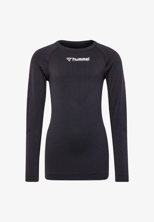 Czarna sportowa bluzka z długim rękawem, wykonana z teksturowanej tkaniny, z okrągłym dekoltem i białym logo Hummel na klatce piersiowej, zaprojektowana do aktywności fizycznej.