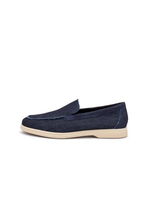 Mocassin bleu marine à enfiler avec semelle beige clair, en tissu denim avec coutures visibles et bout arrondi, vue de profil latéral.