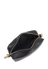 Zwarte leren tas met een gouden rits, ovale vorm, gestructureerd oppervlak en een gladde binnenkant. De tas biedt een veilige sluiting en een compact ontwerp.