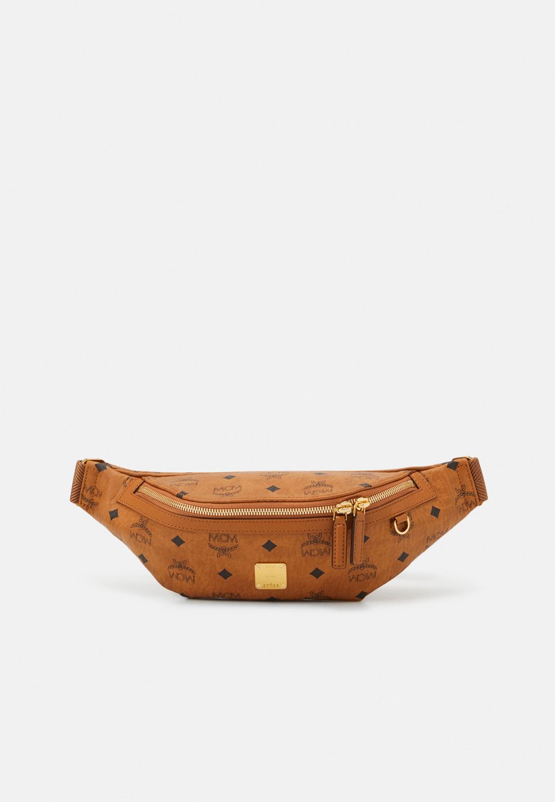 Marsupio in pelle marrone con motivo in rilievo, hardware dorato, tasca frontale con zip e placca con logo. Forma compatta e curvata.