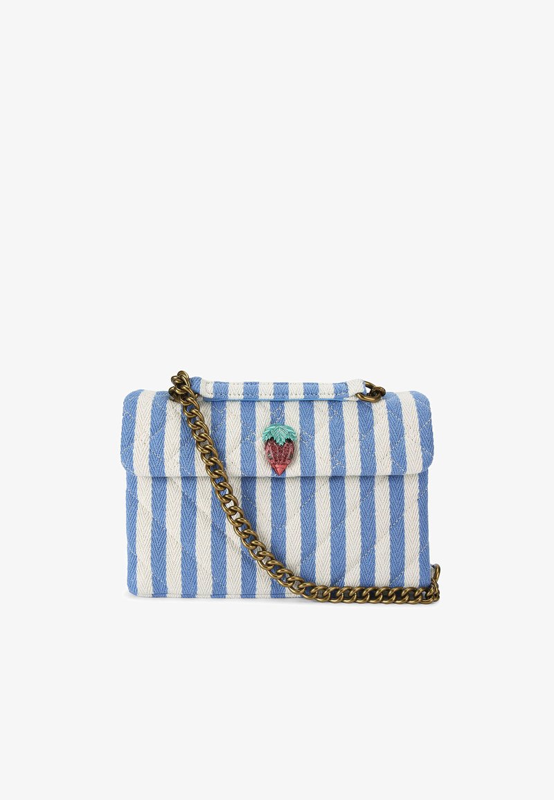 Sac en tissu rayé bleu et blanc avec une bandoulière en chaîne dorée et une application en forme de fraise sur le devant. Forme rectangulaire avec une fermeture à rabat.