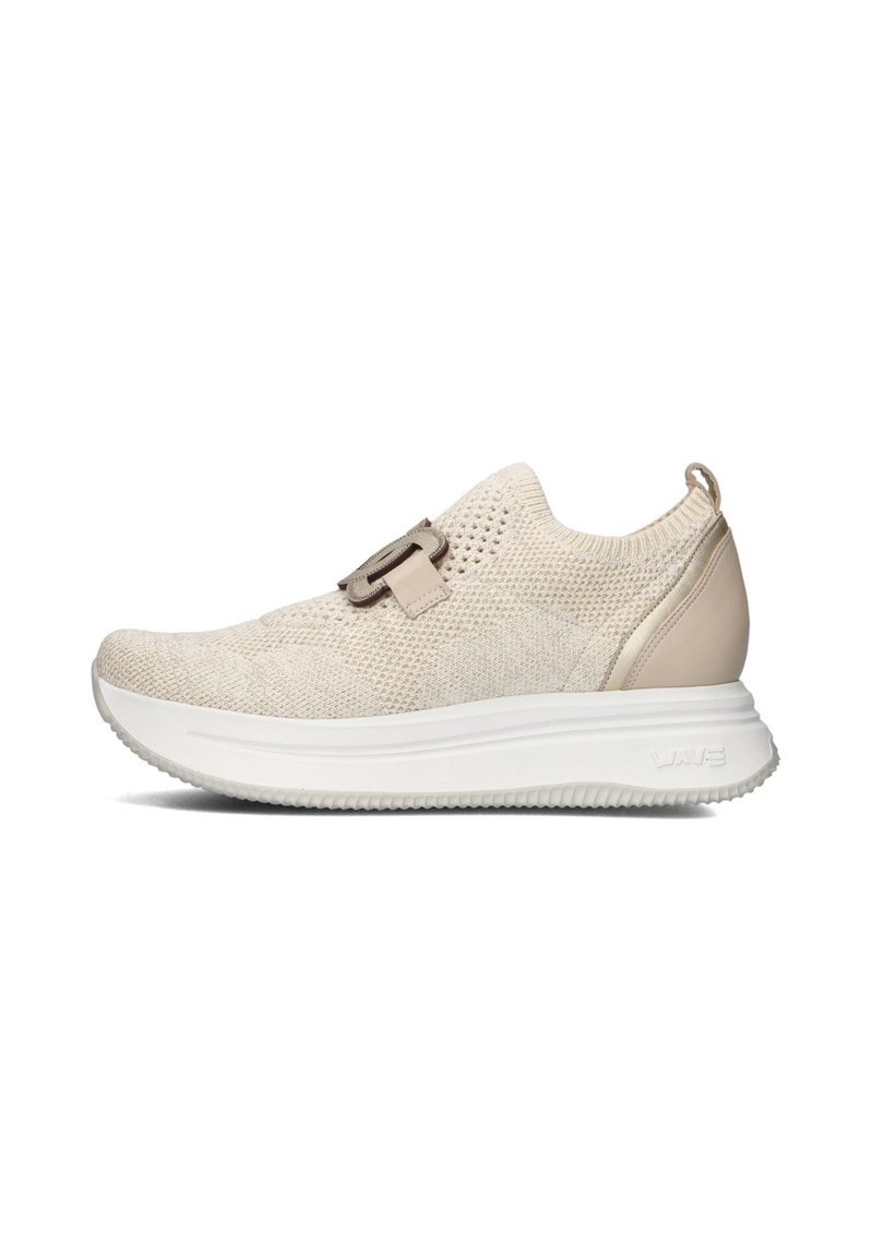 Lichtbeige sportieve schoen van ademend breimateriaal, met een instapontwerp, gemodelleerde hak en textuur rubberen zool.