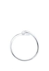 Silberner Metallring mit einem glatten, kreisförmigen Design. Verfügt an einer Stelle über eine subtile Drehung, die ein elegantes und minimalistisches Erscheinungsbild erzeugt.