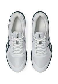 Weiße Sportschuhe mit einem Obermaterial aus Netzgewebe, strukturierten Einsätzen, schwarzen Akzenten und einer gepolsterten Sohle. Verfügt über eine Standard-Schnürung und ein Logo auf der Zunge.