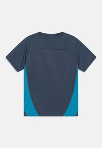 Majica s kratkimi rokavi z mornarsko modrim telesom in turkiznimi stranskimi paneli, izdelana iz gladkega blaga s čistim dizajnom in okroglim ovratnikom.
