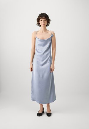 Robe nuisette en satin bleu clair avec un décolleté à bords festonnés et des bretelles spaghetti réglables, ornée d'un accent floral sur l'épaule.