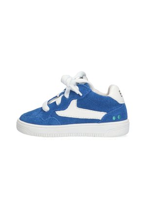 Blauwe suède sneakers met witte rubberen zool, voorzien van witte accenten, ronde veters en kleine groene stippen op de achterkant van de hak.