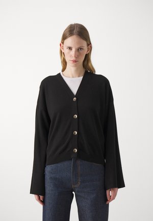 Schwarze Strickjacke mit V-Ausschnitt, langen Ärmeln und sechs Knöpfen. Das Material wirkt weich, mit geripptem Saum und einer lockeren Passform.