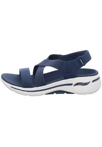 Sandal blu navy con design a fasce incrociate, realizzato in tessuto morbido. Caratterizzato da una soletta testurizzata e da una suola bianca imbottita con il marchio "ArchFit".