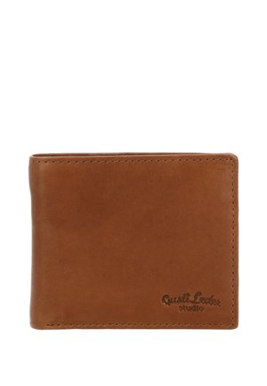 Bruine leren tweevoudige portemonnee met zichtbare stiksels en "Gusti Leder studio" in de rechterbenedenhoek geperst.