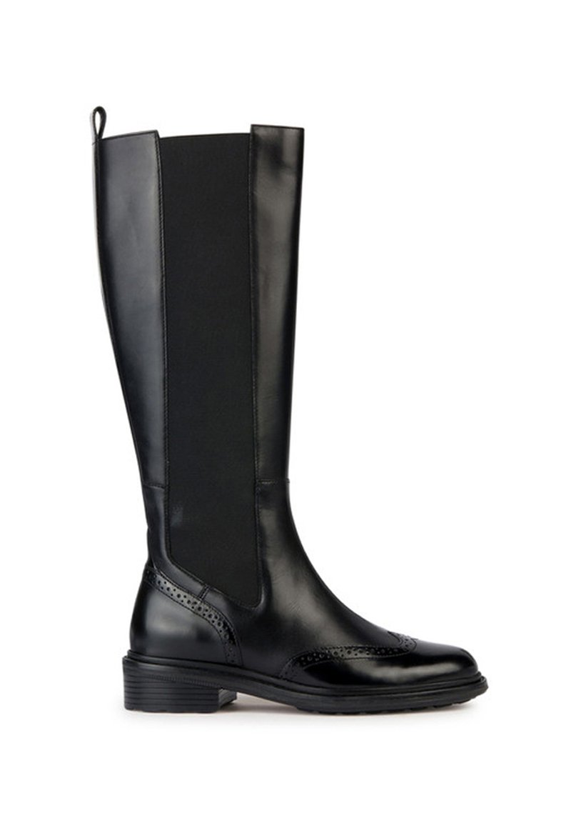 Stivale in pelle nera alto fino al ginocchio con pannelli laterali elasticizzati, superficie liscia, decorazioni perforate e tacco basso a stack.