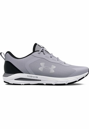 Grauer und schwarzer Under Armour Laufschuh mit weißer Sohle und Logo an der Seite, mit Schnürdesign und gepolstertem Kragen.