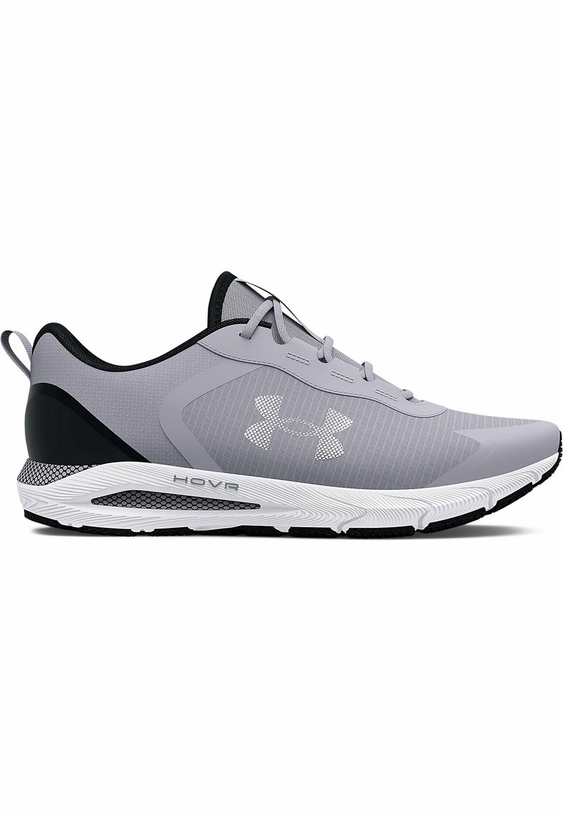 Chaussure de running Under Armour grise et noire avec semelle blanche et logo sur le côté, avec un design à lacets et un col rembourré.