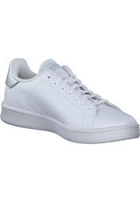 Sneaker bianchi con tomaia in pelle liscia, punta rotonda, chiusura con lacci, discreto accento metallico sul tallone e suola in gomma testurizzata.